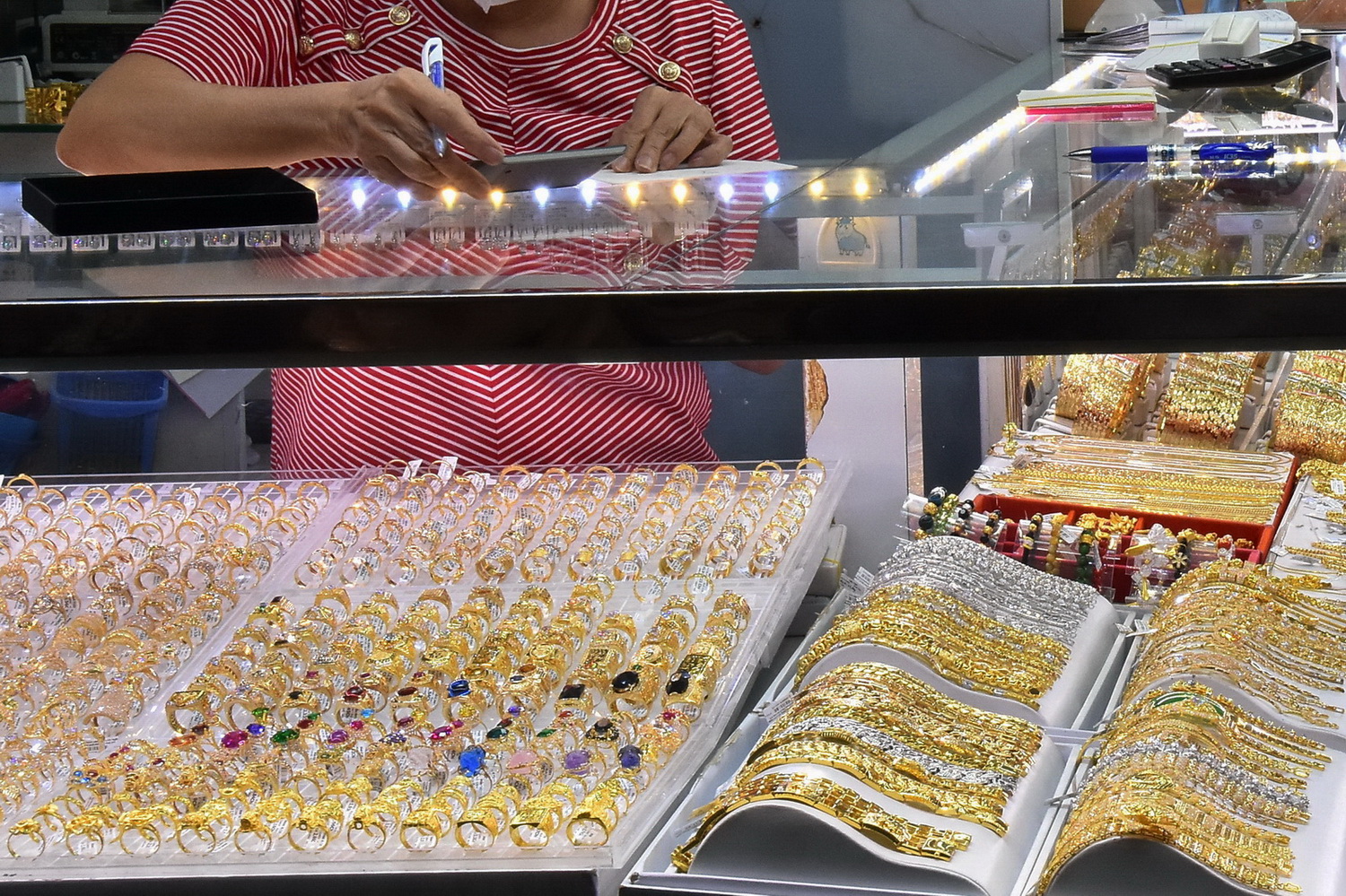 Giá vàng hôm nay 23-6: Giảm mạnh do sức ép lãi suất