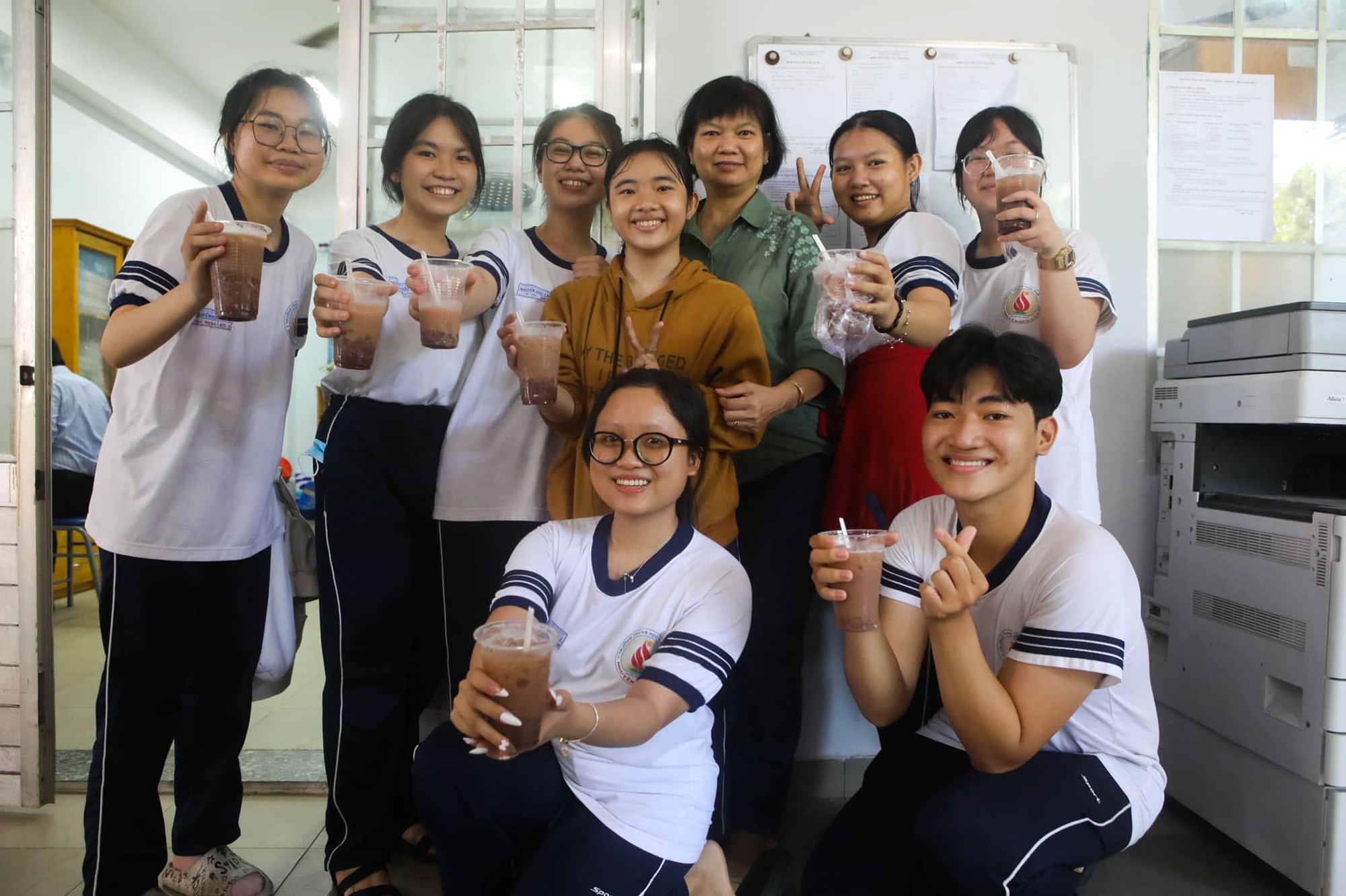 Thầy cô nấu "chè may mắn" cho học sinh trước kỳ thi THPT