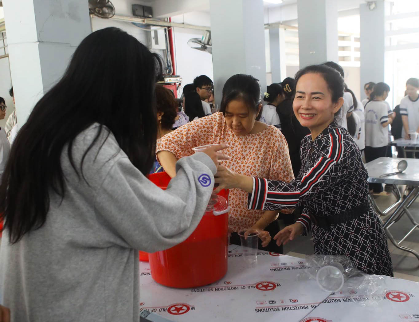 Thầy cô nấu chè may mắn cho học sinh trước kỳ thi THPT - Ảnh 1.