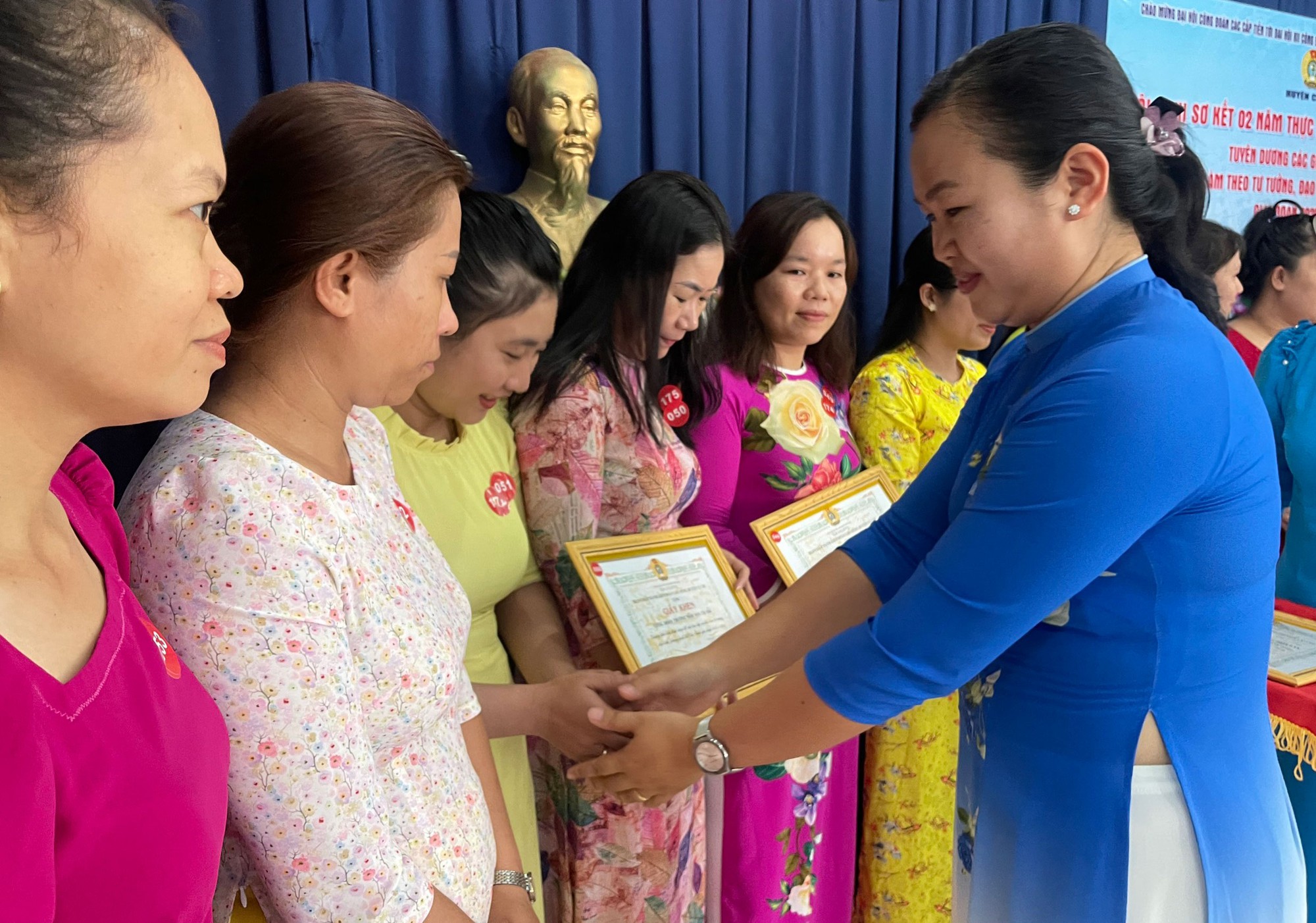 Gắn thi đua với phong trào học tập và làm theo gương Bác