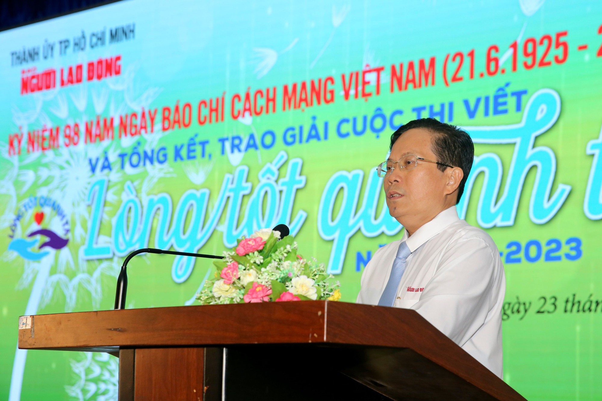 8-Nh&agrave;-b&aacute;o-T&ocirc;-Đ&igrave;nh-Tu&acirc;n