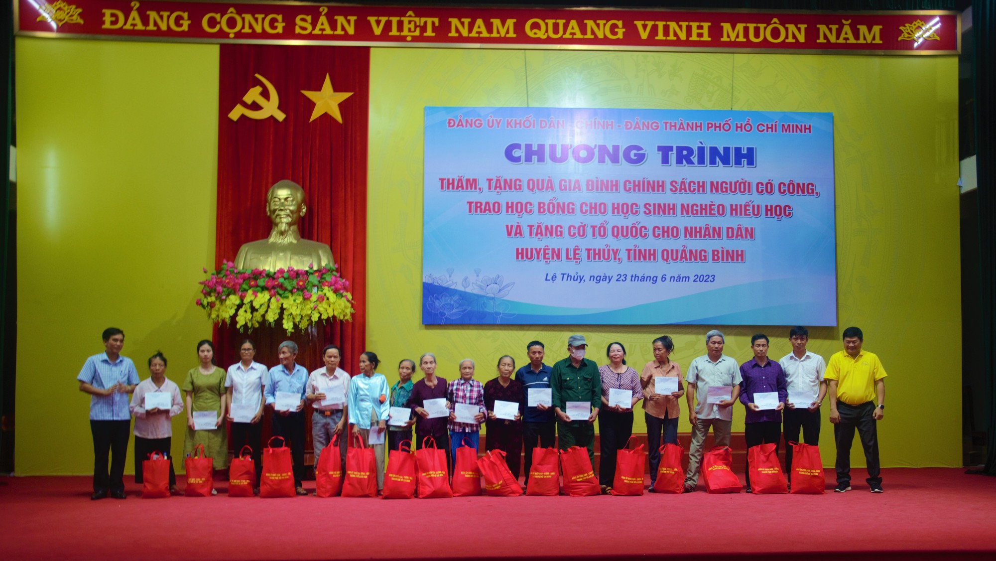B&aacute;o Người Lao Động trao tặng 2.000 l&aacute; cờ Tổ quốc v&agrave; 20 suất học bổng  - Ảnh 1.