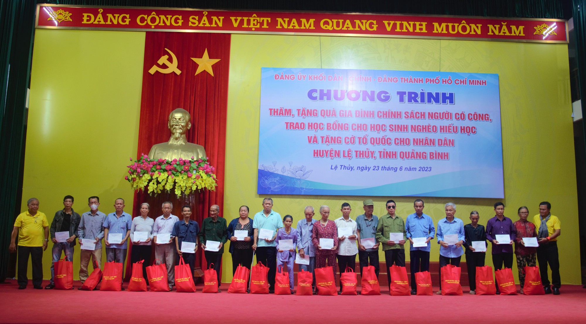 B&aacute;o Người Lao Động trao tặng 2.000 l&aacute; cờ Tổ quốc v&agrave; 20 suất học bổng  - Ảnh 2.