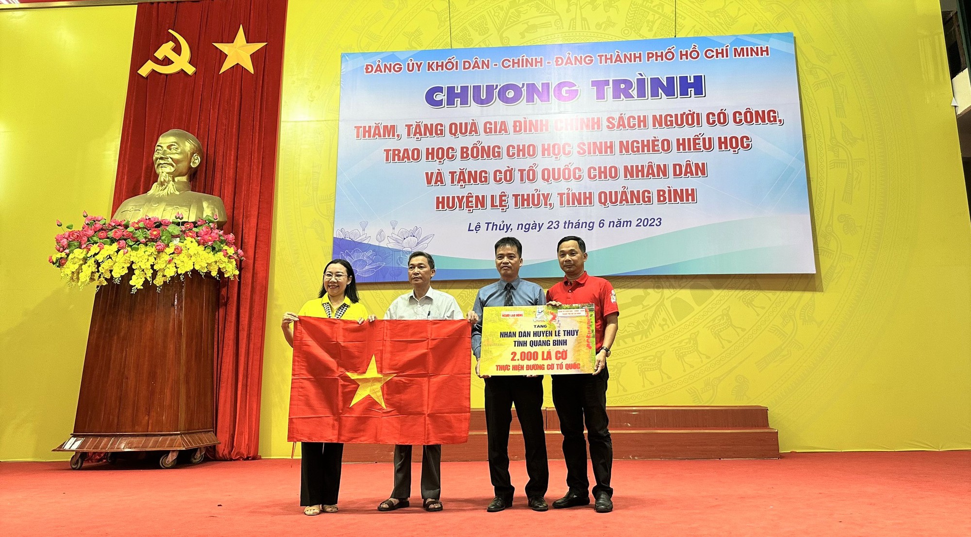 Báo Người Lao Động trao tặng 2.000 lá cờ Tổ quốc và 20 suất học bổng