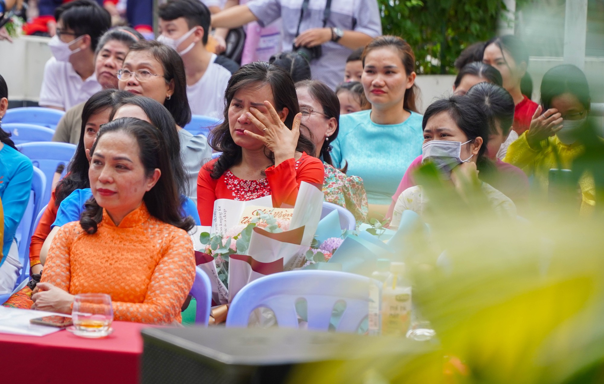 Xúc động lễ tri ân và trưởng thành của học sinh lớp 12 - Ảnh 1.