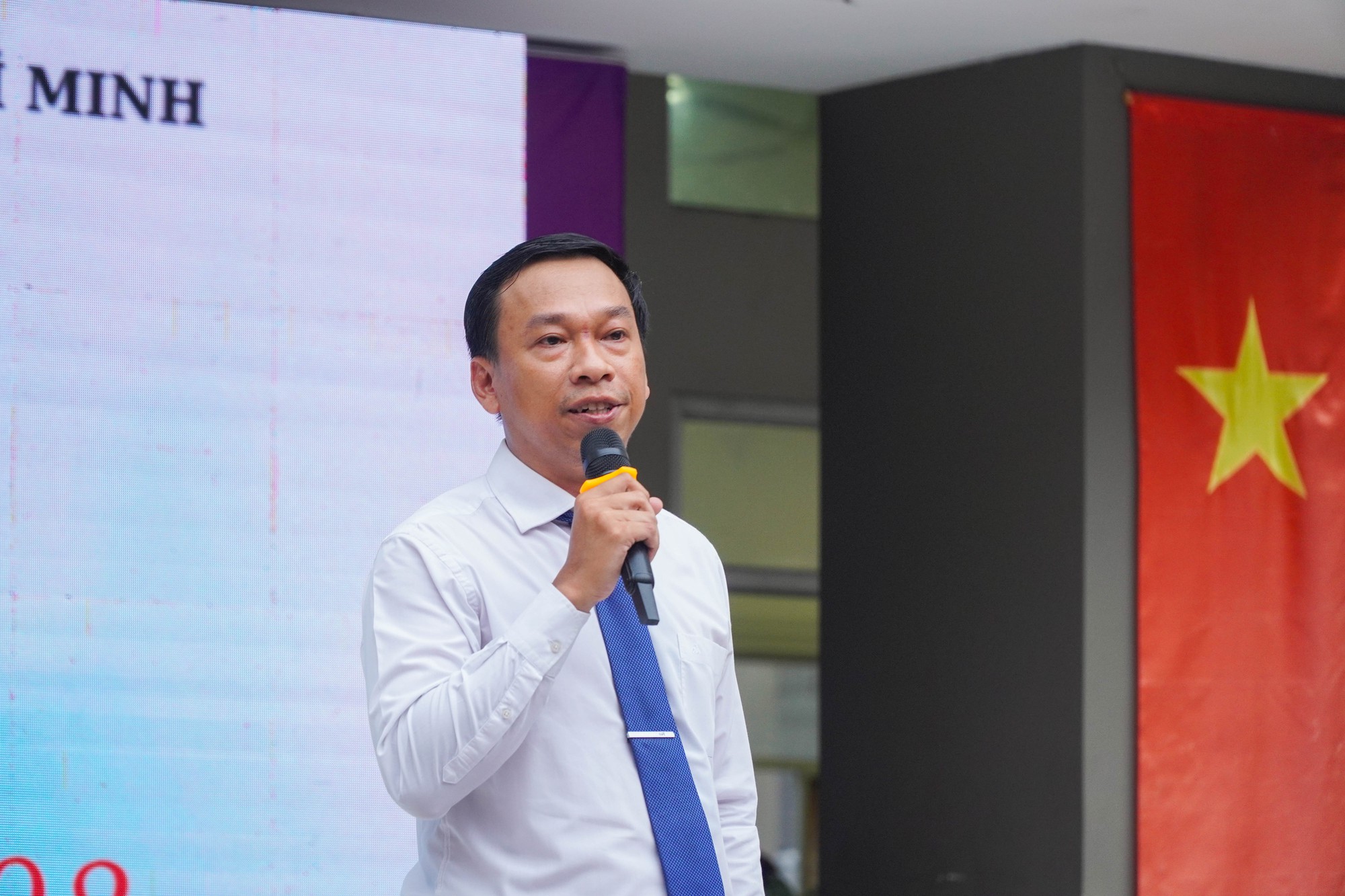 Xúc động lễ tri ân và trưởng thành của học sinh lớp 12 - Ảnh 9.