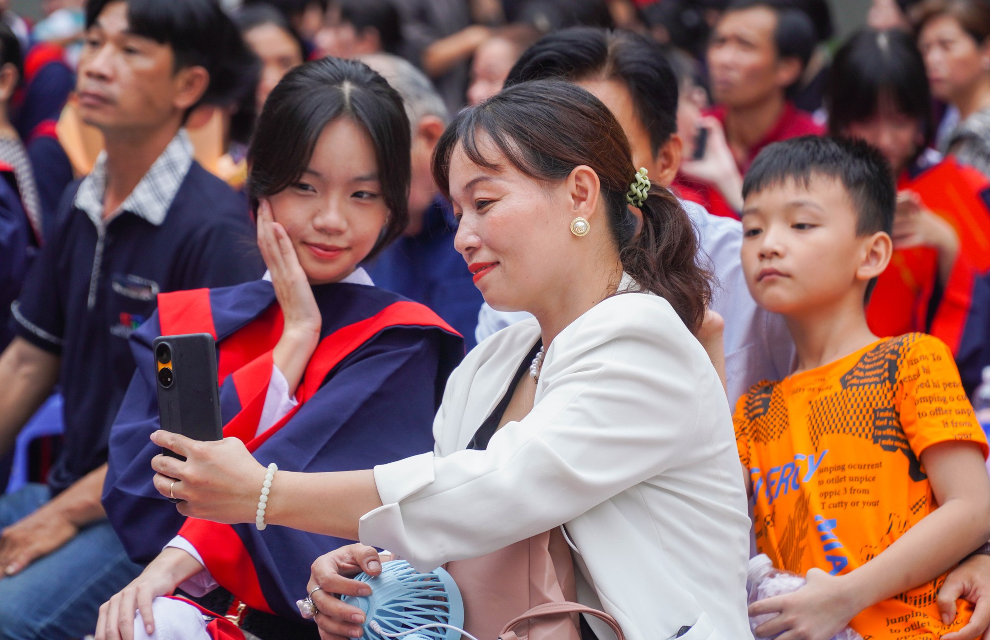 Xúc động lễ tri ân và trưởng thành của học sinh lớp 12 - Ảnh 6.