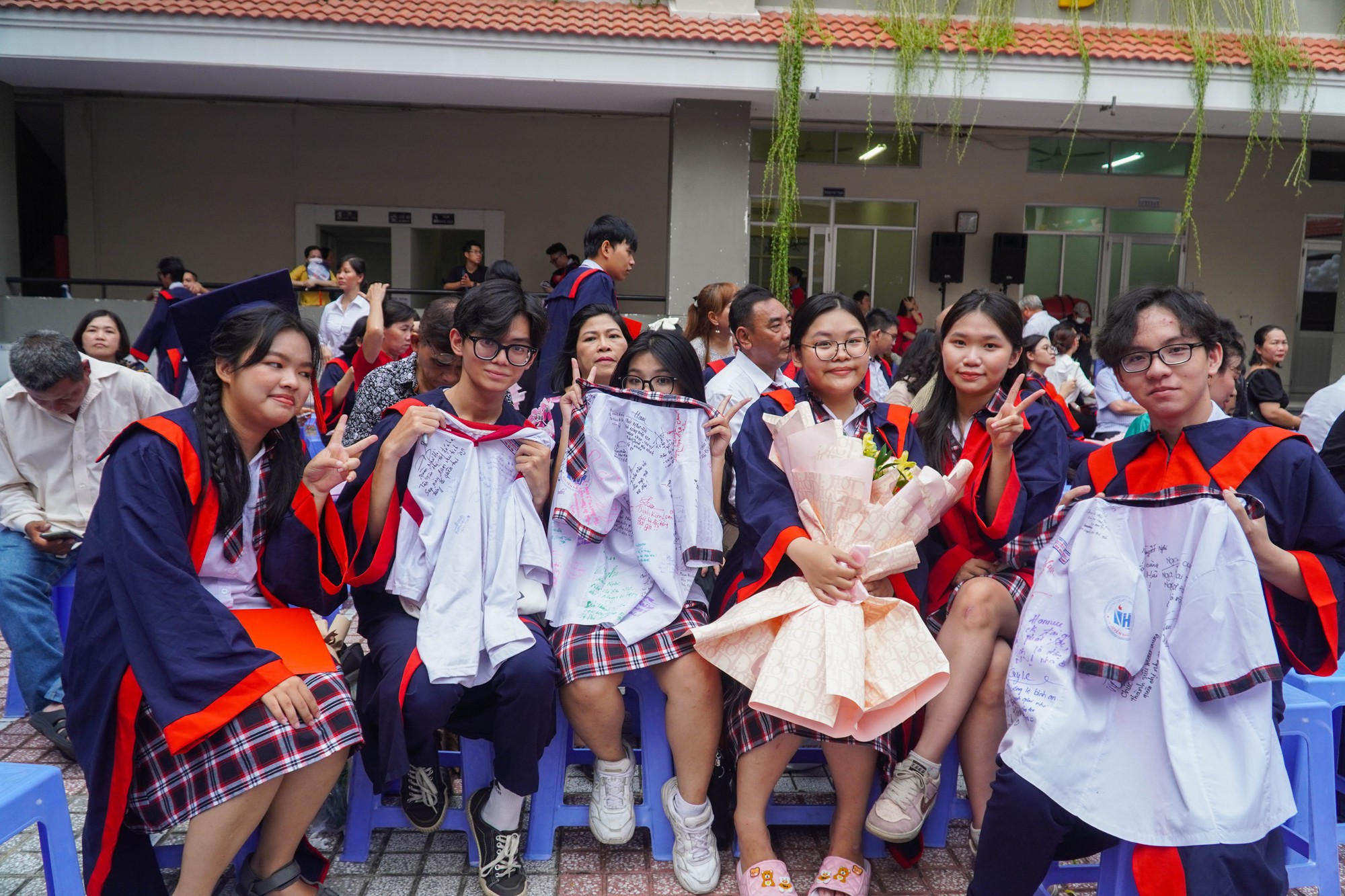 Xúc động lễ tri ân và trưởng thành của học sinh lớp 12 - Ảnh 3.