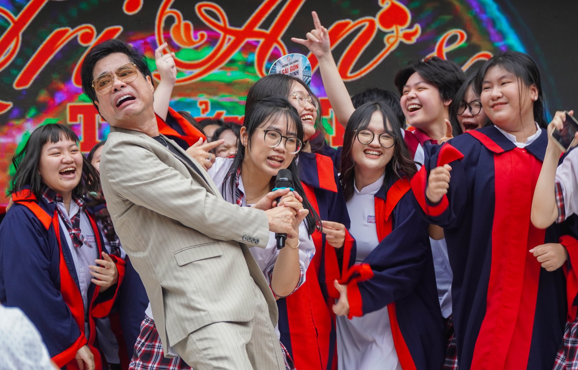 Xúc động lễ tri ân và trưởng thành của học sinh lớp 12 - Ảnh 2.