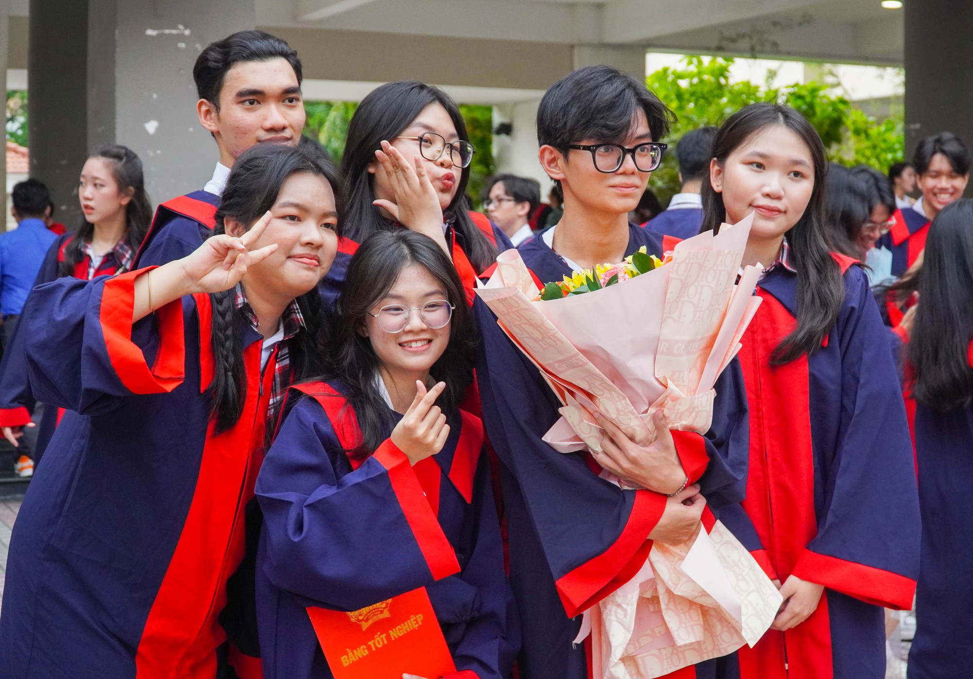 Xúc động lễ tri ân và trưởng thành của học sinh lớp 12 - Ảnh 10.
