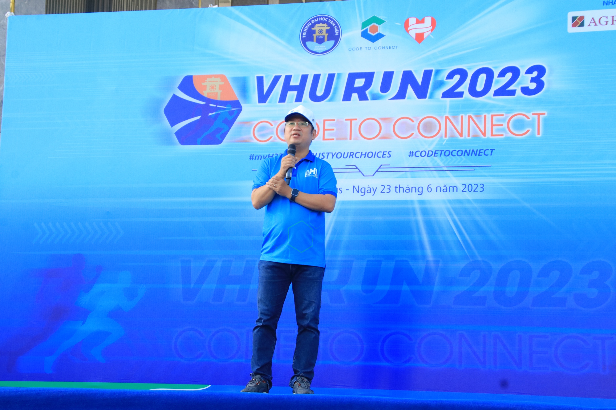 Trường ĐH Văn Hiến tổ chức Giải chạy bộ VHU Run 2023 - Code to Connect nh&acirc;n kỷ niệm 26 năm th&agrave;nh lập - Ảnh 3.