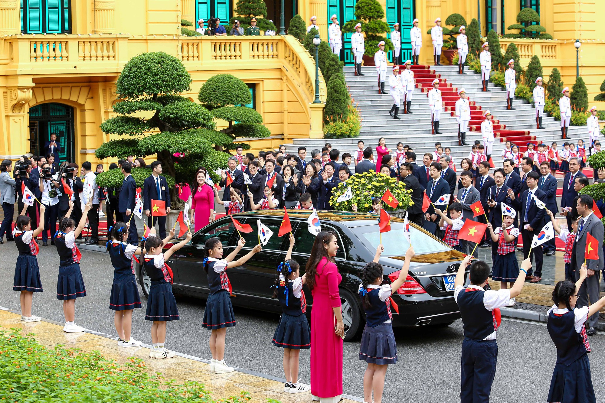 Chủ tịch nước Võ Văn Thưởng và Phu nhân đón Tổng thống Hàn Quốc và Phu nhân - Ảnh 6.