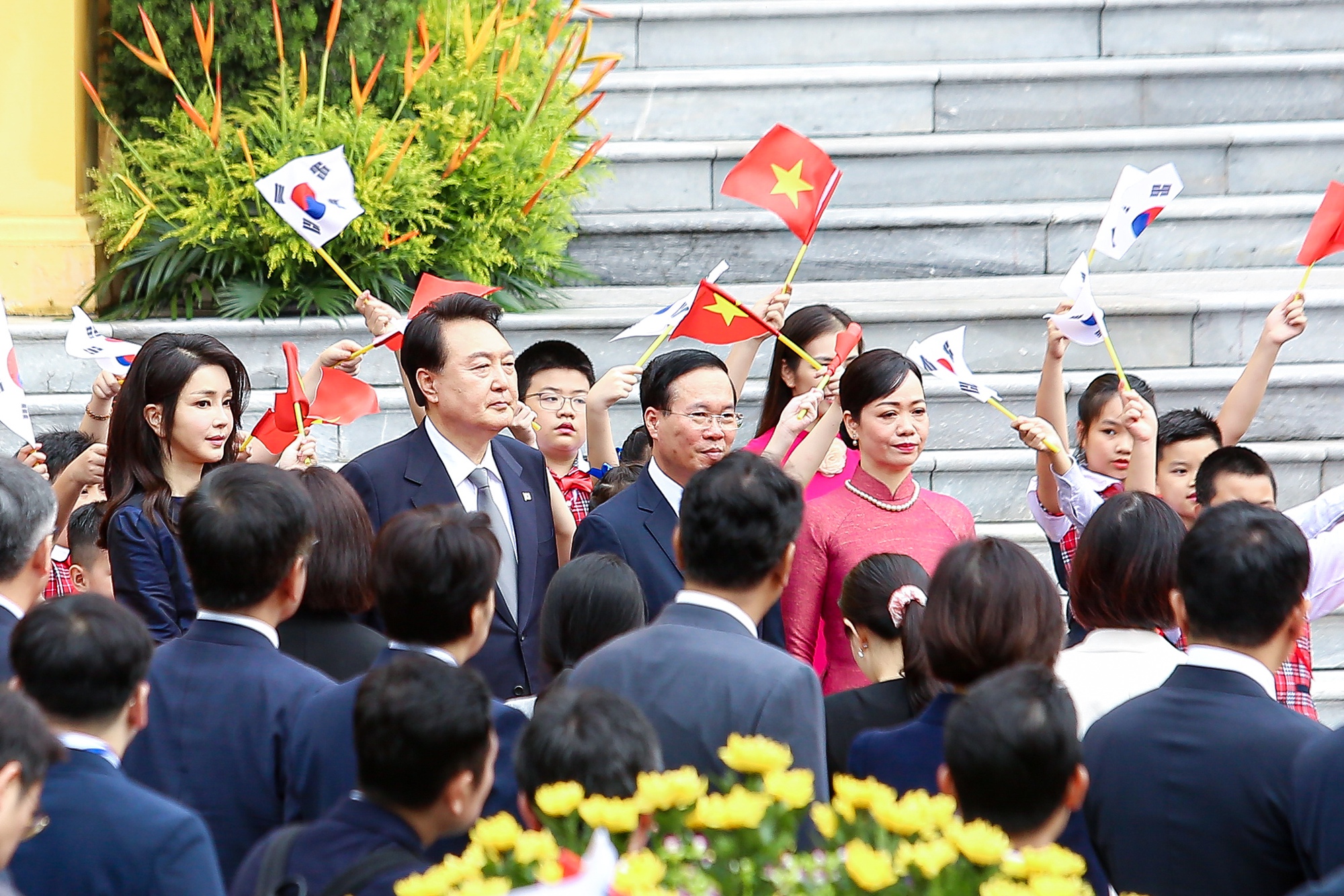 Chủ tịch nước Võ Văn Thưởng và Phu nhân đón Tổng thống Hàn Quốc và Phu nhân - Ảnh 10.