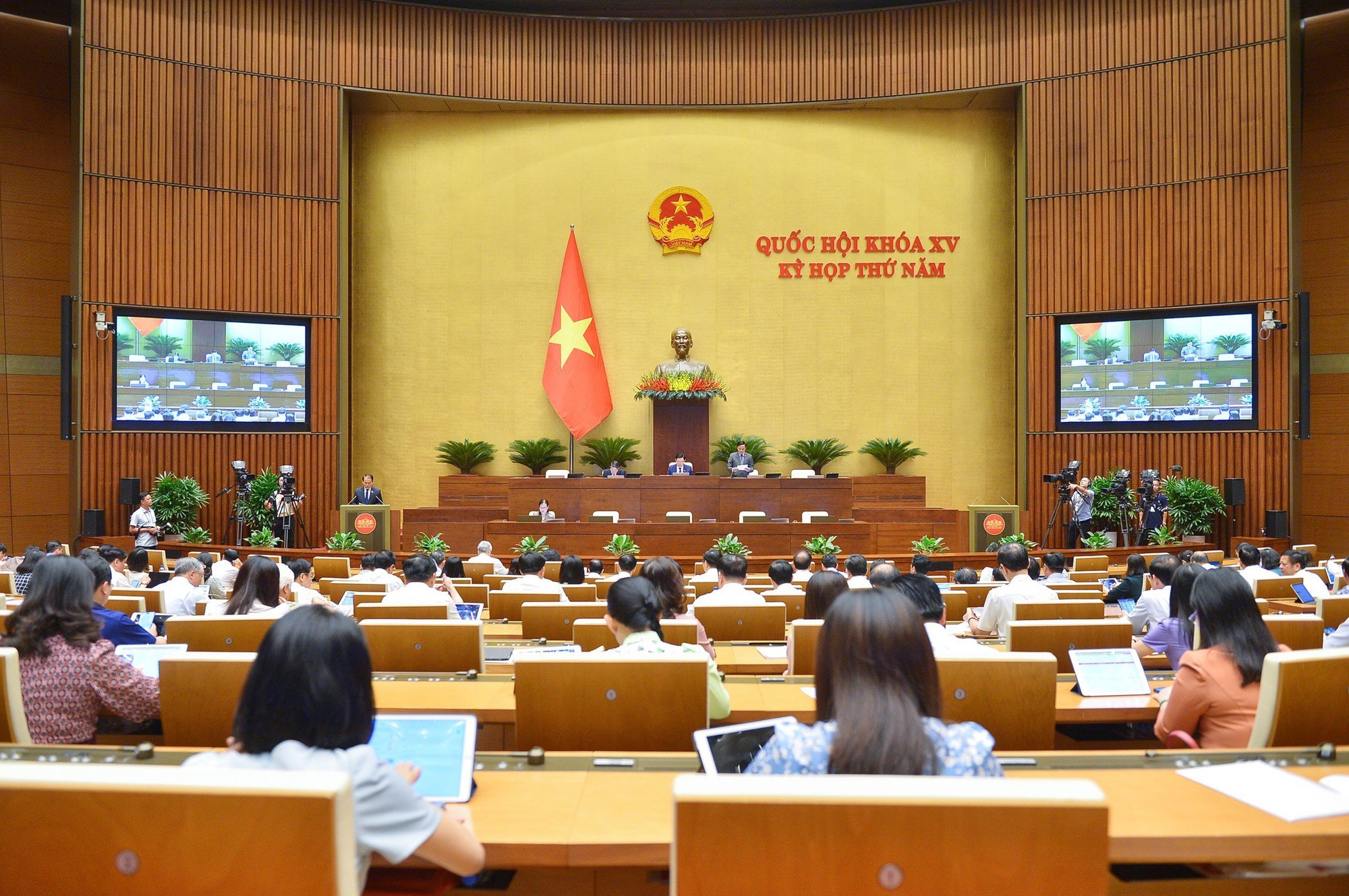 Quốc hội bỏ đề xuất không lấy phiếu tín nhiệm với lãnh đạo nghỉ chữa bệnh hiểm nghèo