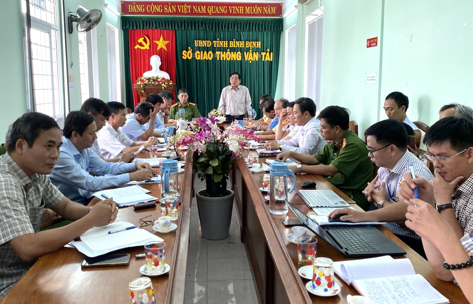 Chủ tịch tỉnh B&igrave;nh Định y&ecirc;u cầu chấm dứt t&igrave;nh trạng xe qu&aacute; khổ, qu&aacute; tải - Ảnh 1.