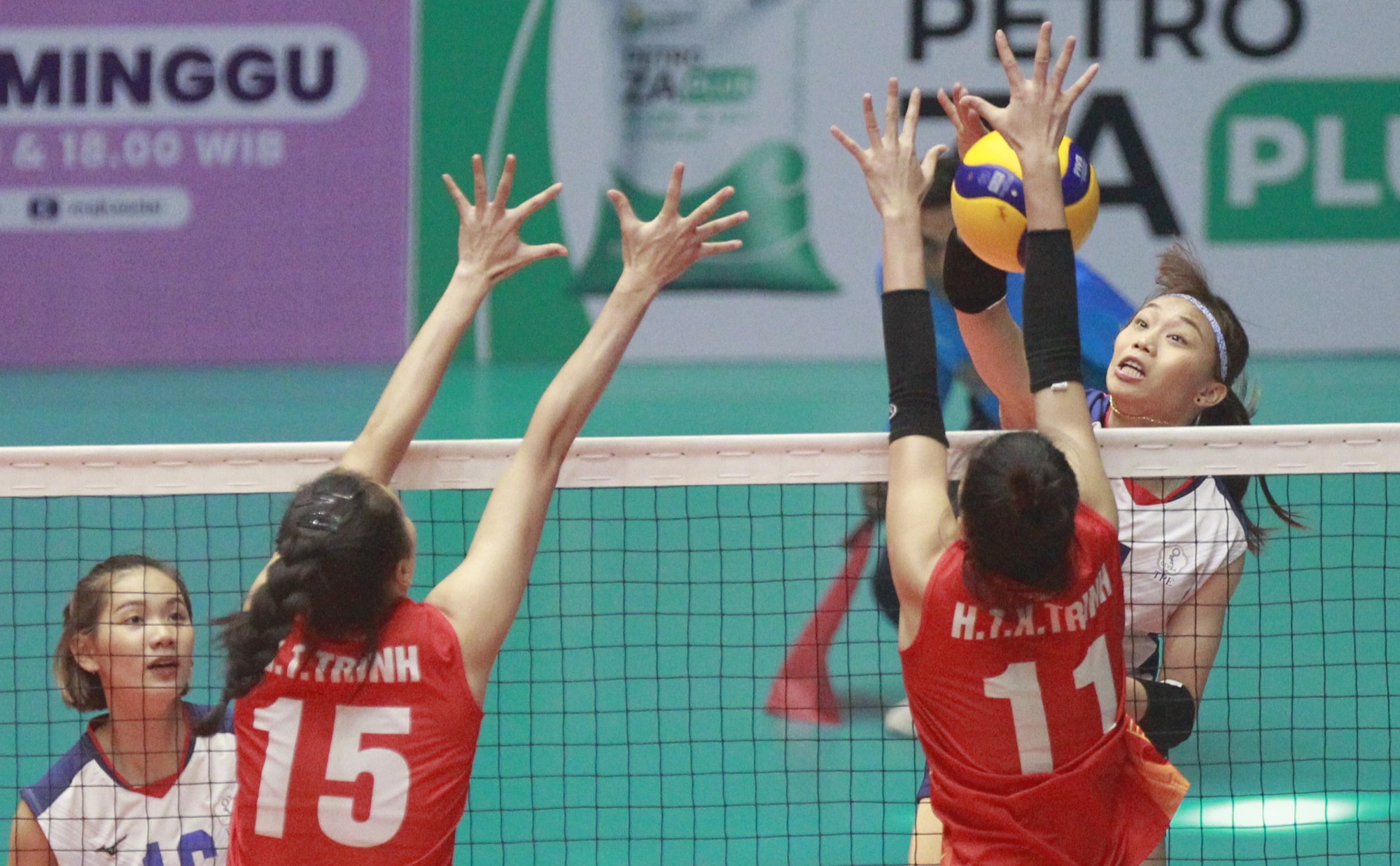 Hạ Đài Loan 3 ván trắng, tuyển Việt Nam vào bán kết AVC Challenge Cup - Ảnh 1.