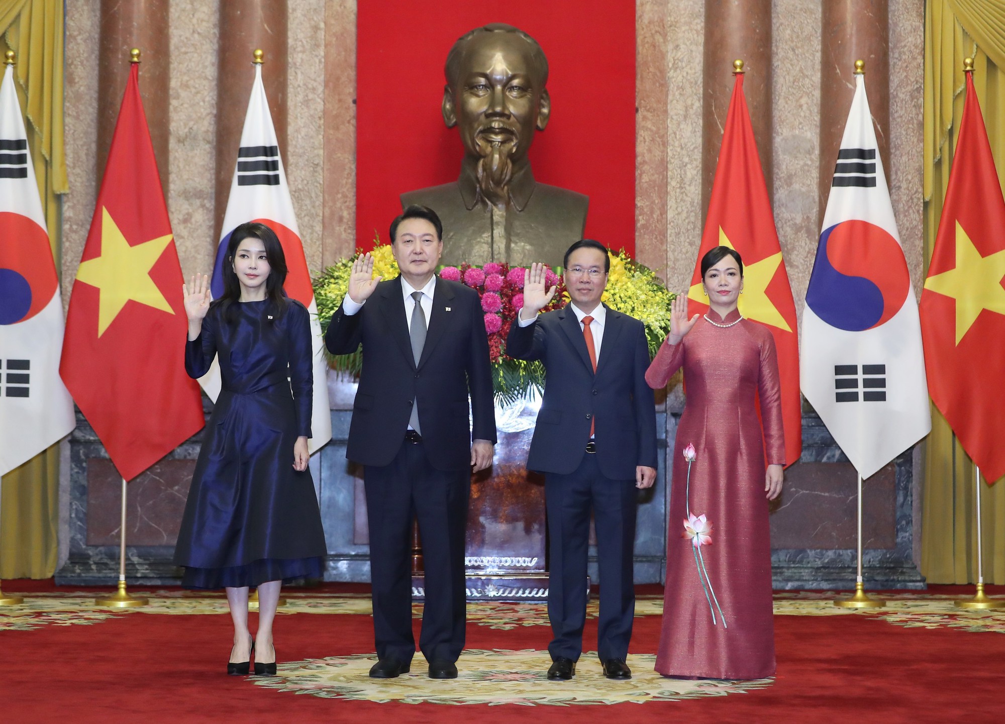 Chủ tịch nước Võ Văn Thưởng và Phu nhân đón Tổng thống Hàn Quốc và Phu nhân - Ảnh 17.