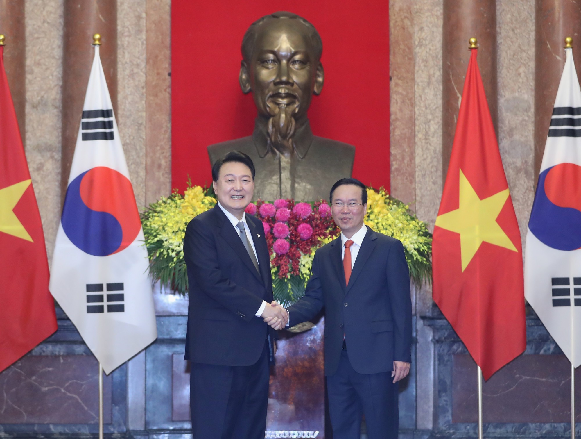 Chủ tịch nước Võ Văn Thưởng và Phu nhân đón Tổng thống Hàn Quốc và Phu nhân - Ảnh 16.