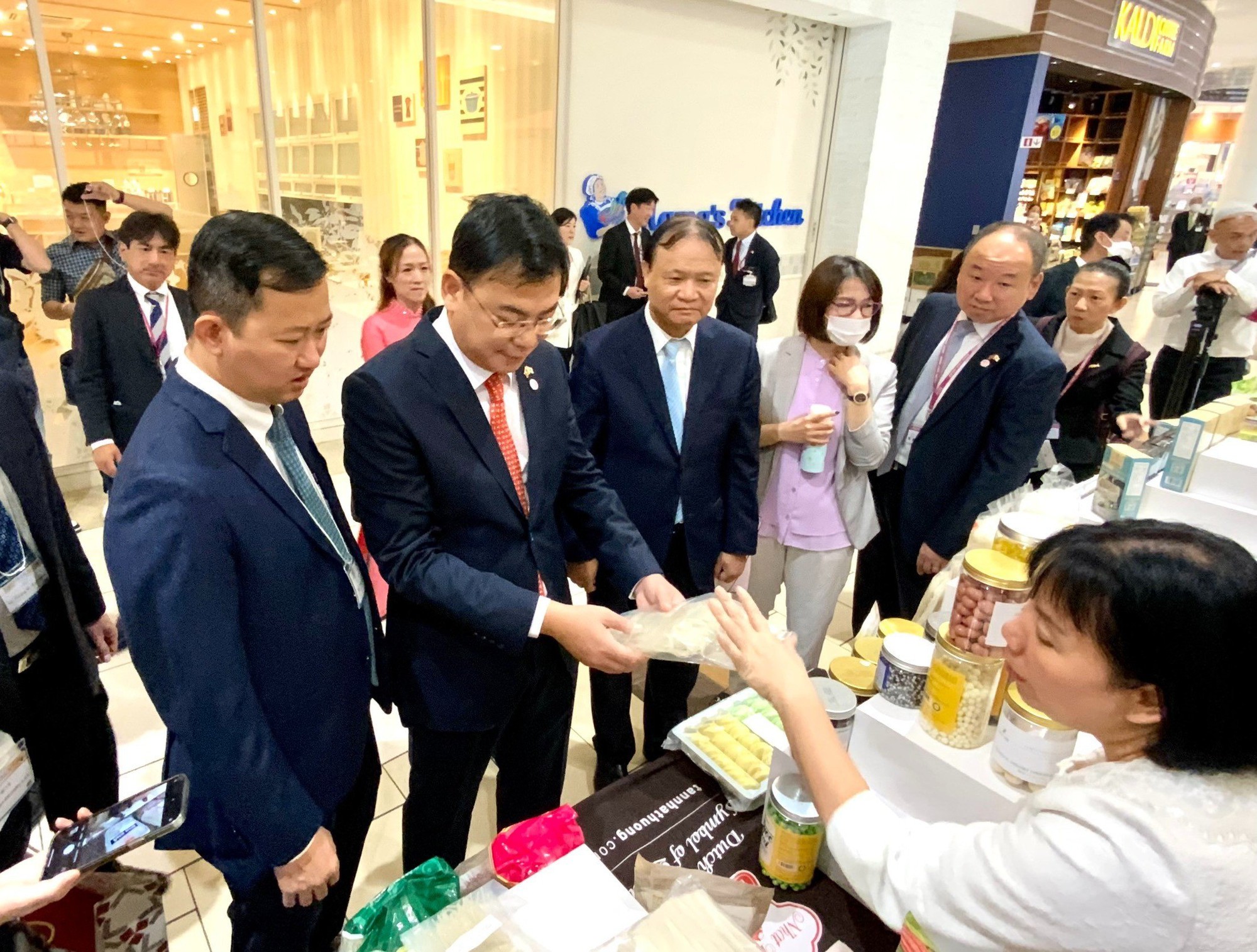 Lần đầu ti&ecirc;n, sản phẩm miền Nam được AEON giới thiệu tới người ti&ecirc;u d&ugrave;ng Nhật Bản - Ảnh 4.