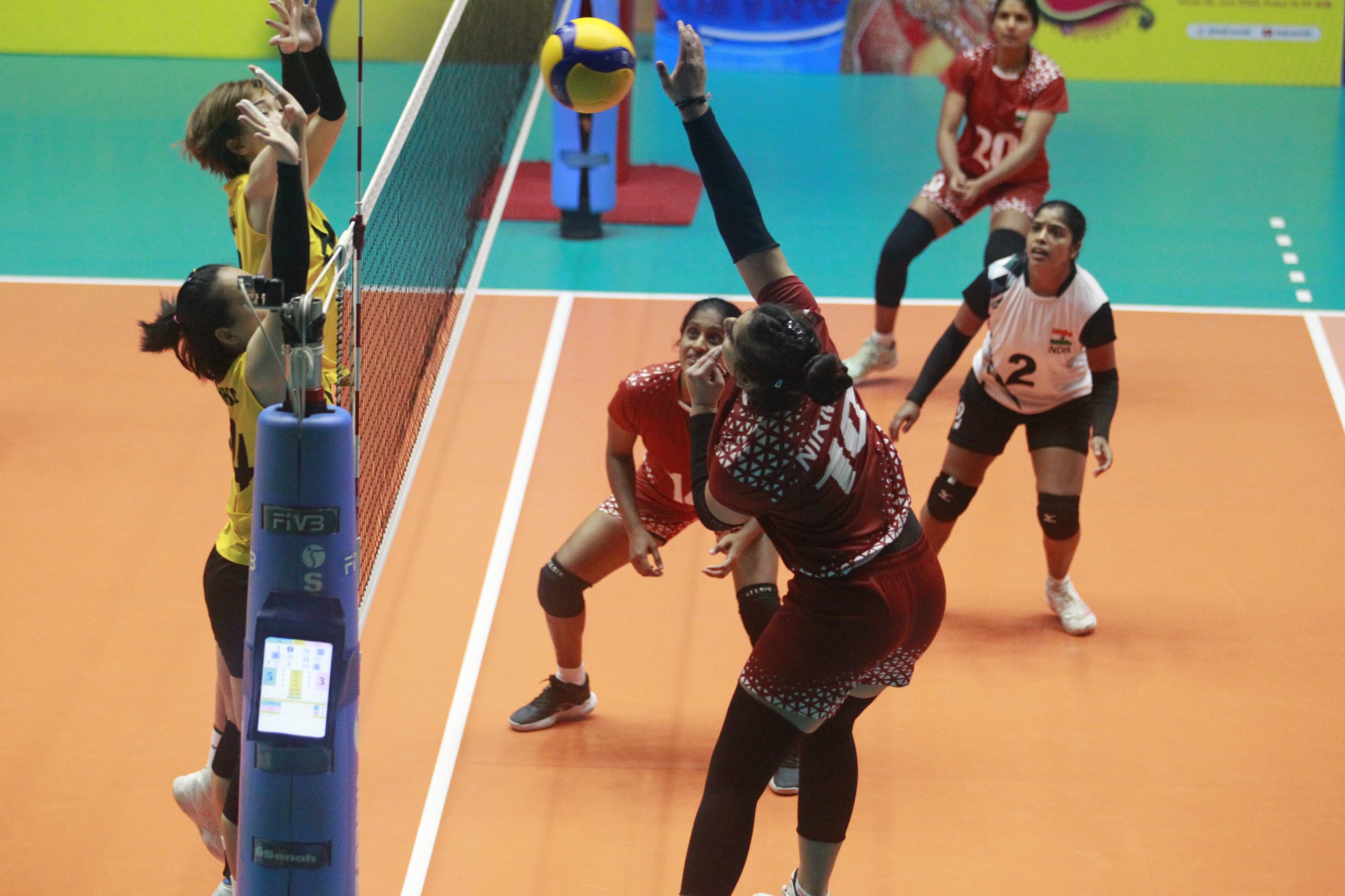 Thắng Ấn Độ 3-0, tuyển nữ bóng chuyền Việt Nam vào chung kết AVC Challenge Cup - Ảnh 4.
