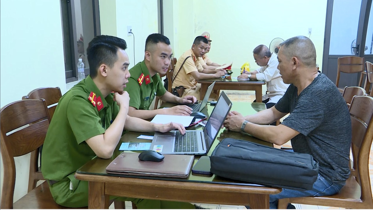 Bị phát hiện, tài xế taxi "dù" rồ ga bỏ chạy rồi nằm lăn ra đường "ăn vạ"