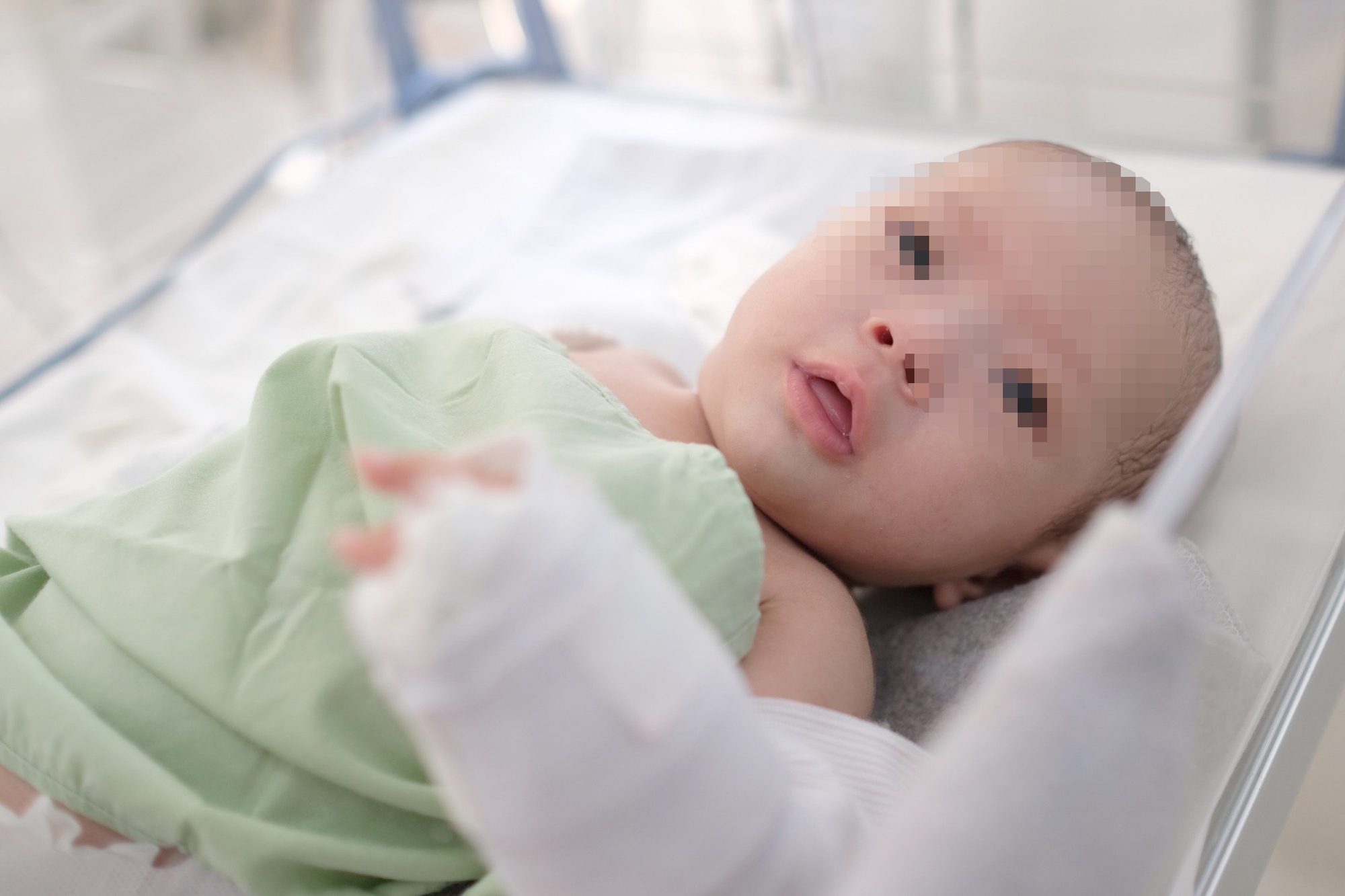 Đưa bé gái 3 tháng tuổi bị người tình của mẹ bạo hành vào Trung tâm bảo trợ xã hội chăm sóc