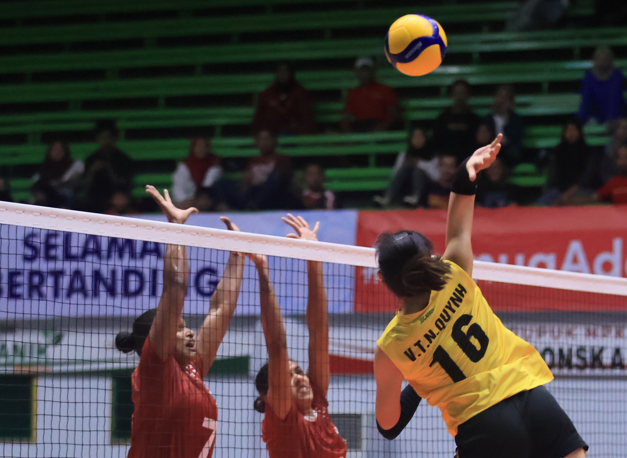 Thắng Ấn Độ 3-0, tuyển nữ bóng chuyền Việt Nam vào chung kết AVC Challenge Cup - Ảnh 3.