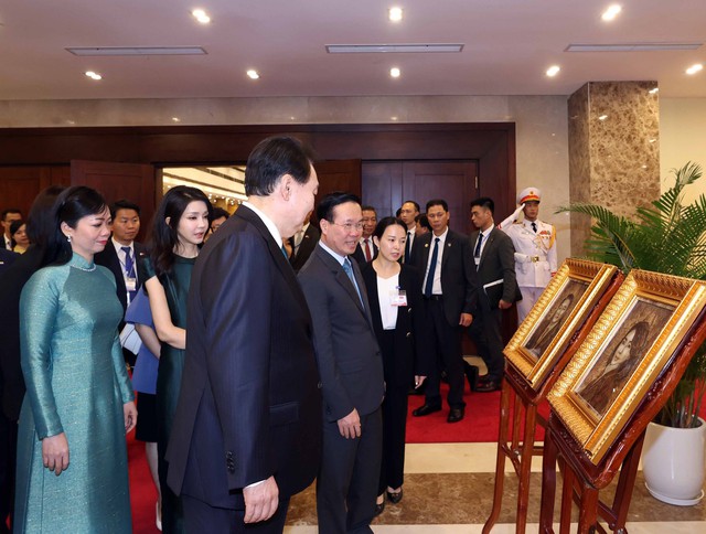 Tặng Tổng thống Hàn Quốc và Phu nhân bức chân dung làm từ lá sen