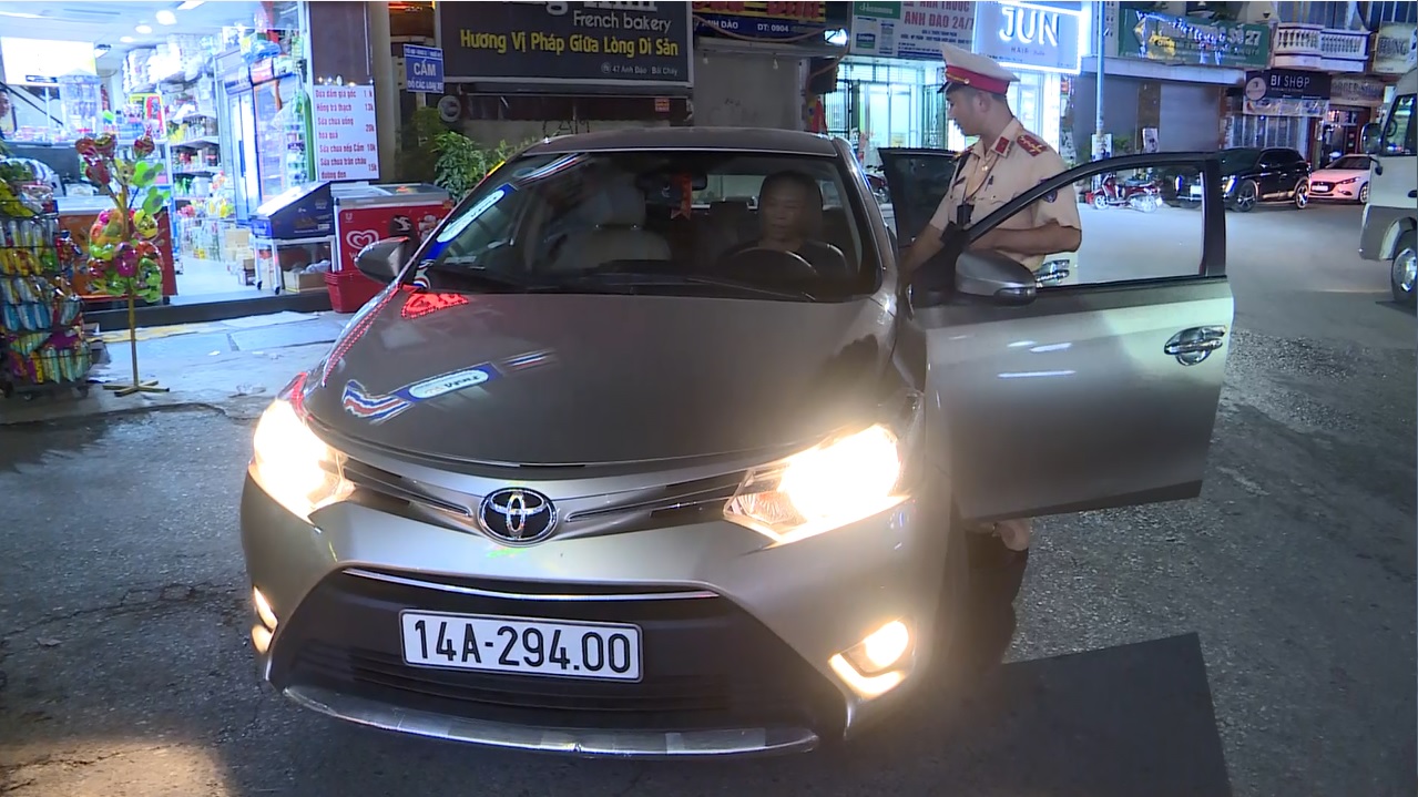 Bị phát hiện, tài xế taxi dù rồ ga bỏ chạy rồi nằm lăn ra đường ăn vạ - Ảnh 2.