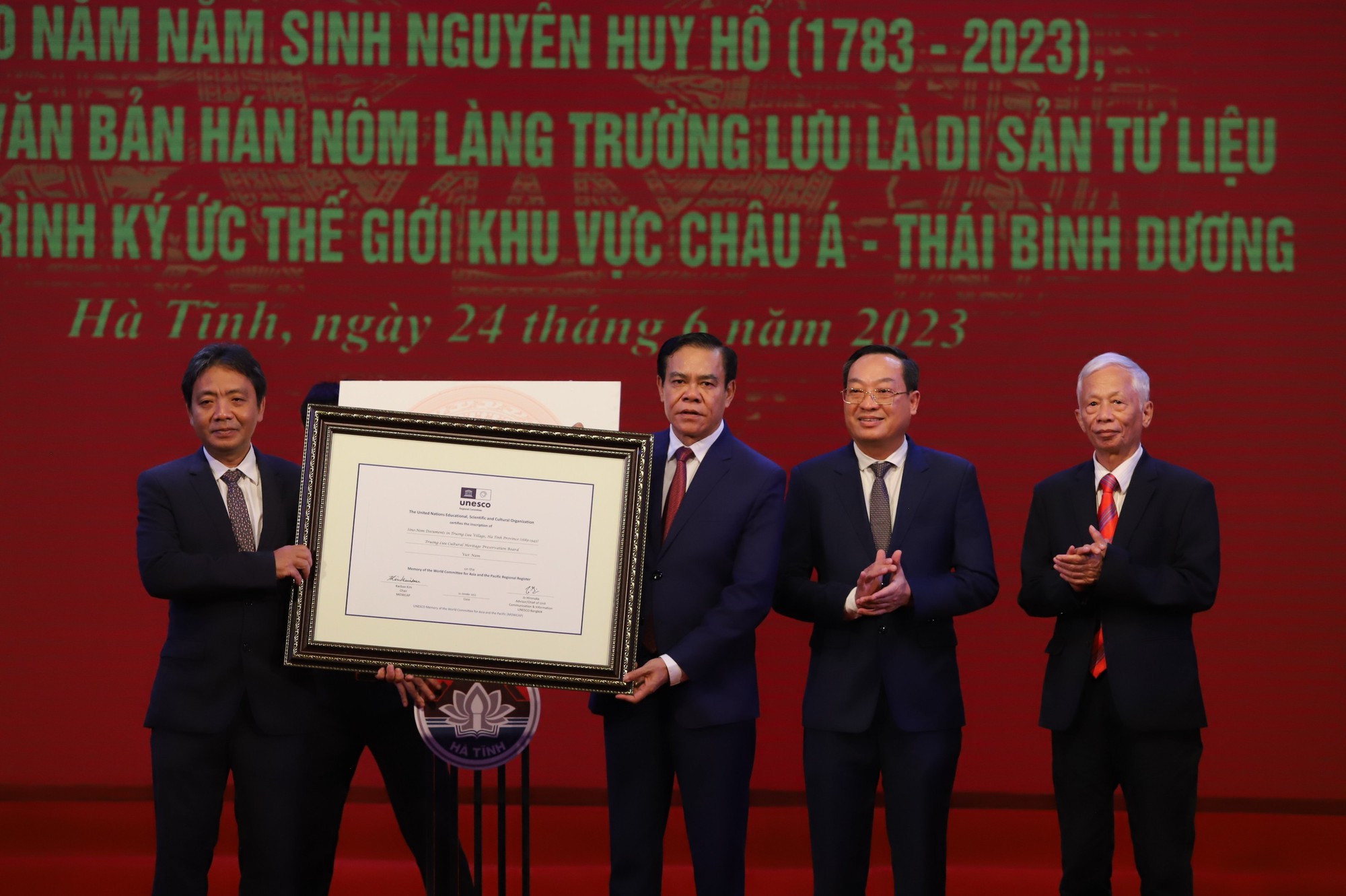 Trao bằng công nhận Văn bản Hán Nôm làng Trường Lưu là di sản tư liệu cho Hà Tĩnh