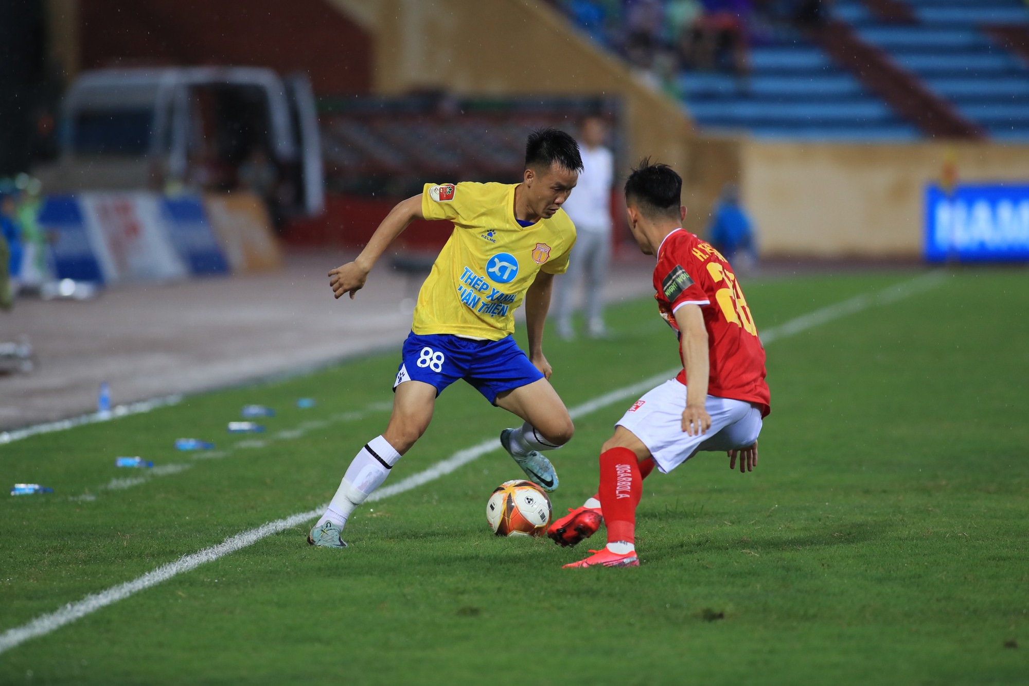 CLB CAHN gi&agrave;nh ng&ocirc;i đầu trong ng&agrave;y Quang Hải ra mắt, Hải Ph&ograve;ng đối đầu Đ&agrave; Nẵng bị gi&aacute;n đoạn 2 lần - Ảnh 3.