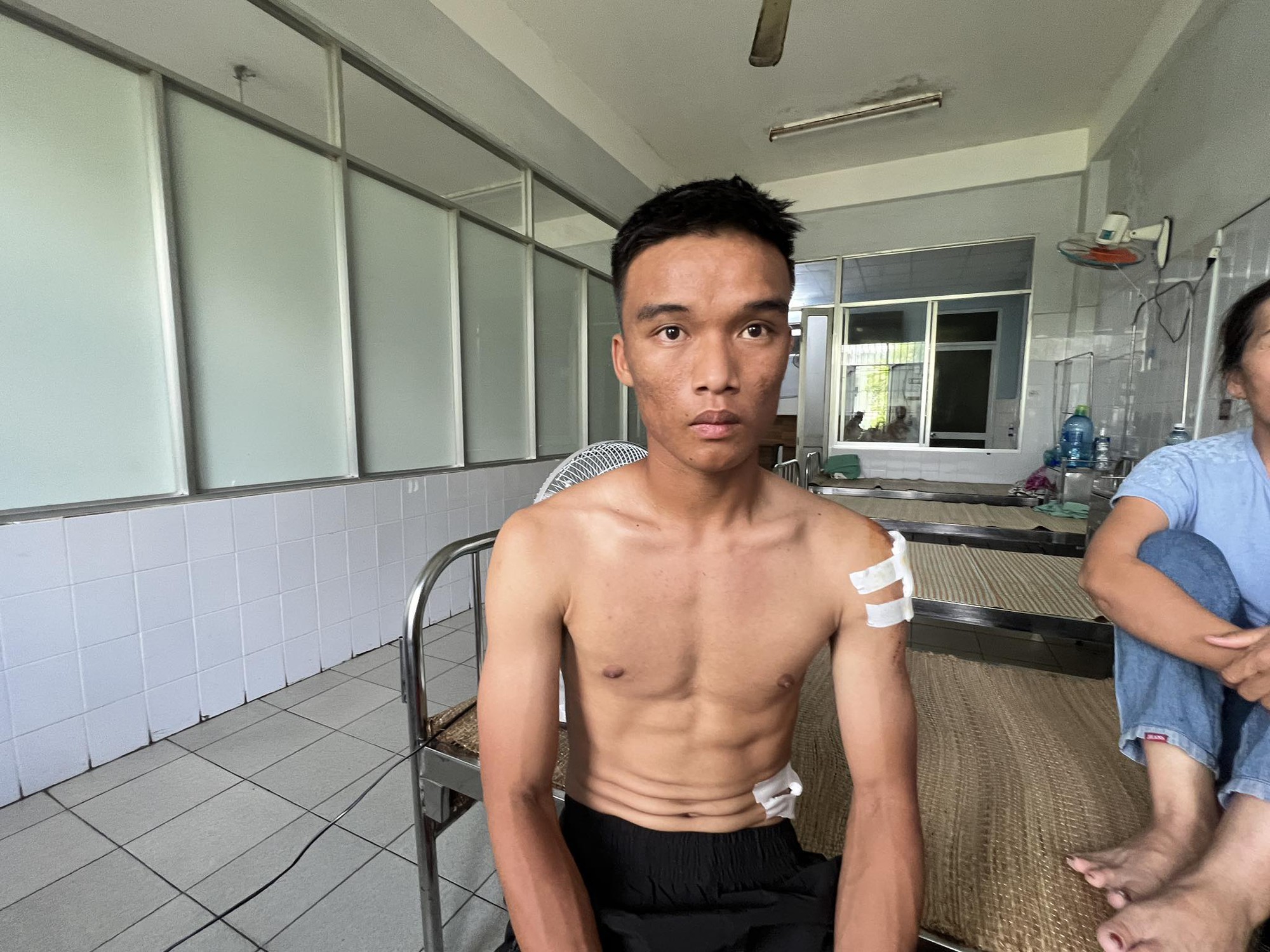 Cầu thủ đội trẻ Quảng Nam kể gi&acirc;y ph&uacute;t xe lật, phải đập cửa k&iacute;nh tho&aacute;t th&acirc;n - Ảnh 2.