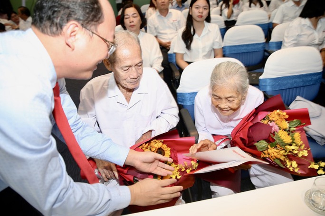 Những bông hoa đời tiếp tục tỏa hương