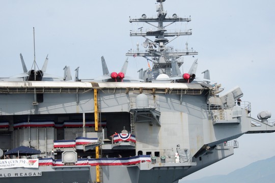 Nh&oacute;m t&agrave;u s&acirc;n bay USS Ronald Reagan của Mỹ thăm Việt Nam - Ảnh 13.