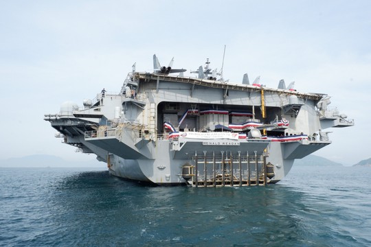 Nh&oacute;m t&agrave;u s&acirc;n bay USS Ronald Reagan của Mỹ thăm Việt Nam - Ảnh 12.