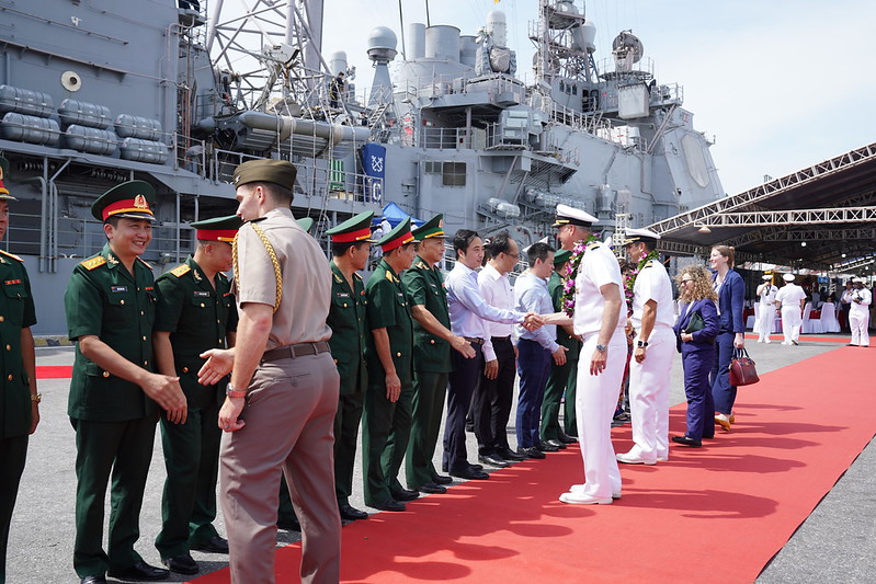 Nh&oacute;m t&agrave;u s&acirc;n bay USS Ronald Reagan của Mỹ thăm Việt Nam - Ảnh 5.