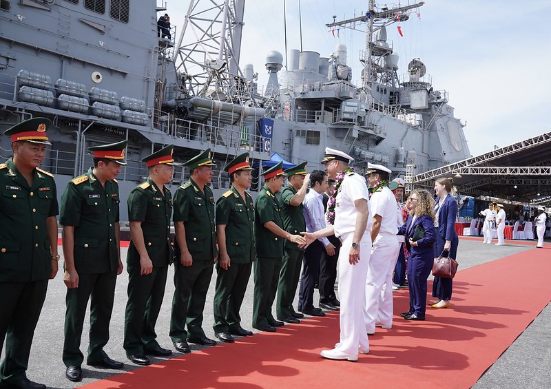 Nh&oacute;m t&agrave;u s&acirc;n bay USS Ronald Reagan của Mỹ thăm Việt Nam - Ảnh 1.
