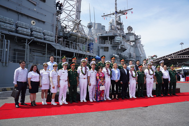 Nh&oacute;m t&agrave;u s&acirc;n bay USS Ronald Reagan của Mỹ thăm Việt Nam - Ảnh 6.