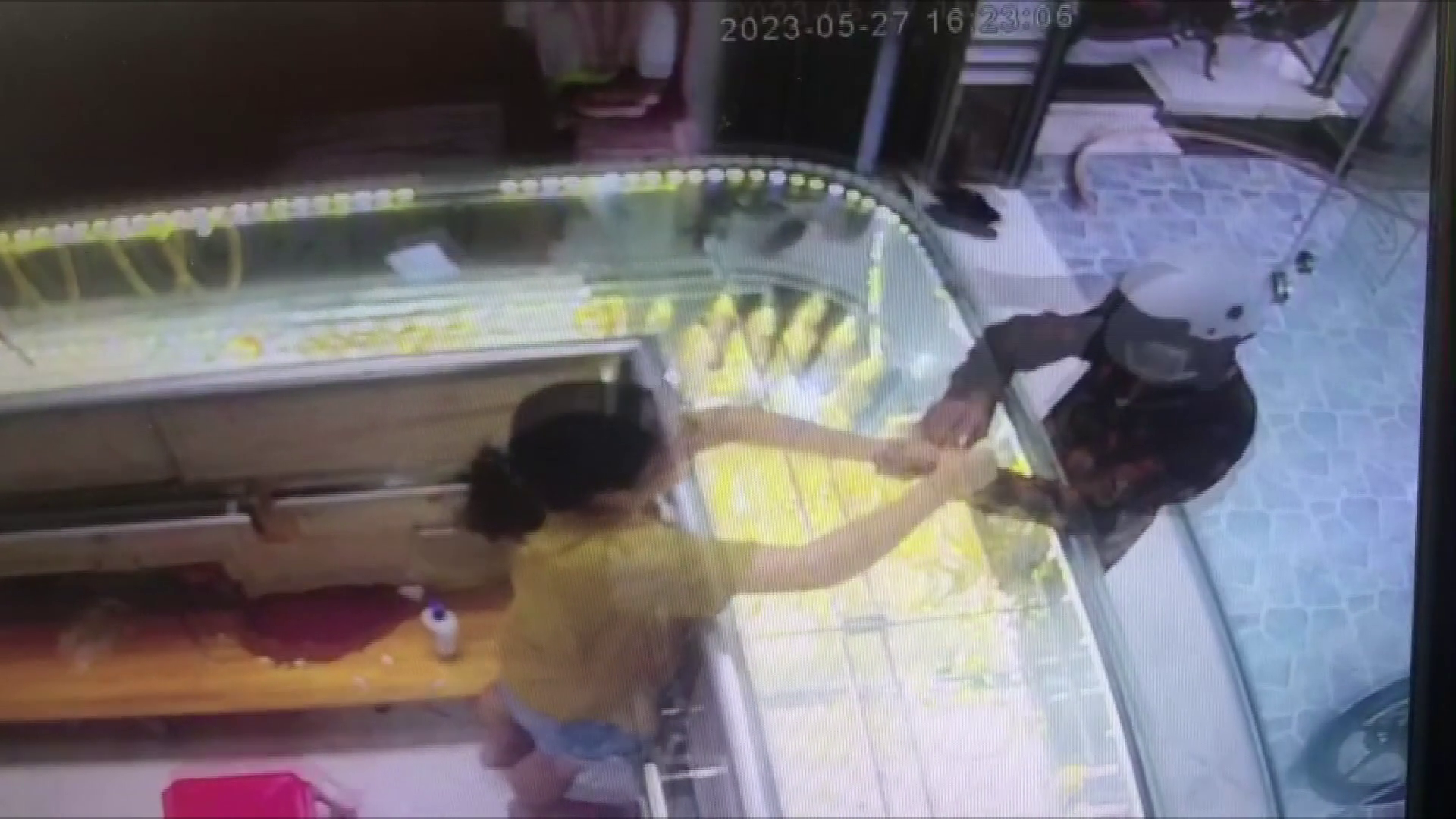 CLIP: Cảnh báo thủ đoạn cướp tài sản tại các tiệm vàng