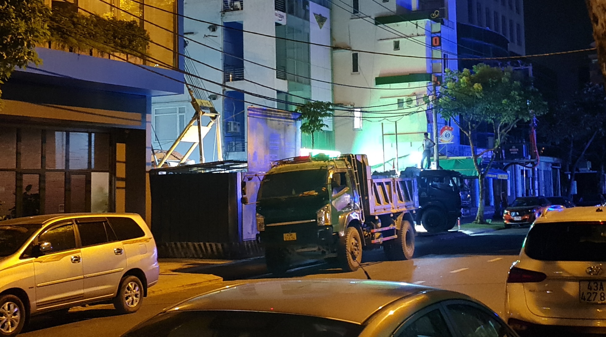 Đo&agrave;n xe tải trọng lớn lộng h&agrave;nh v&agrave;o đường cấm ngay trung t&acirc;m Đ&agrave; Nẵng - Ảnh 5.