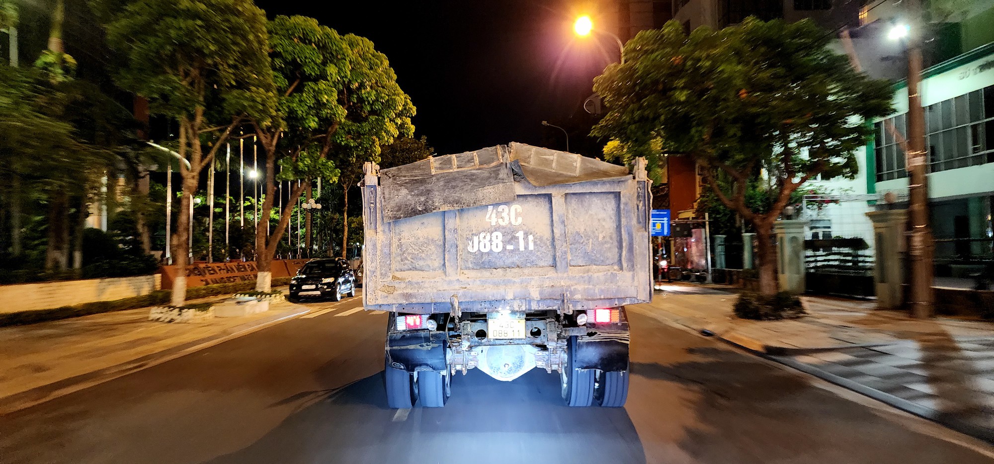 Đo&agrave;n xe tải trọng lớn lộng h&agrave;nh v&agrave;o đường cấm ngay trung t&acirc;m Đ&agrave; Nẵng - Ảnh 3.