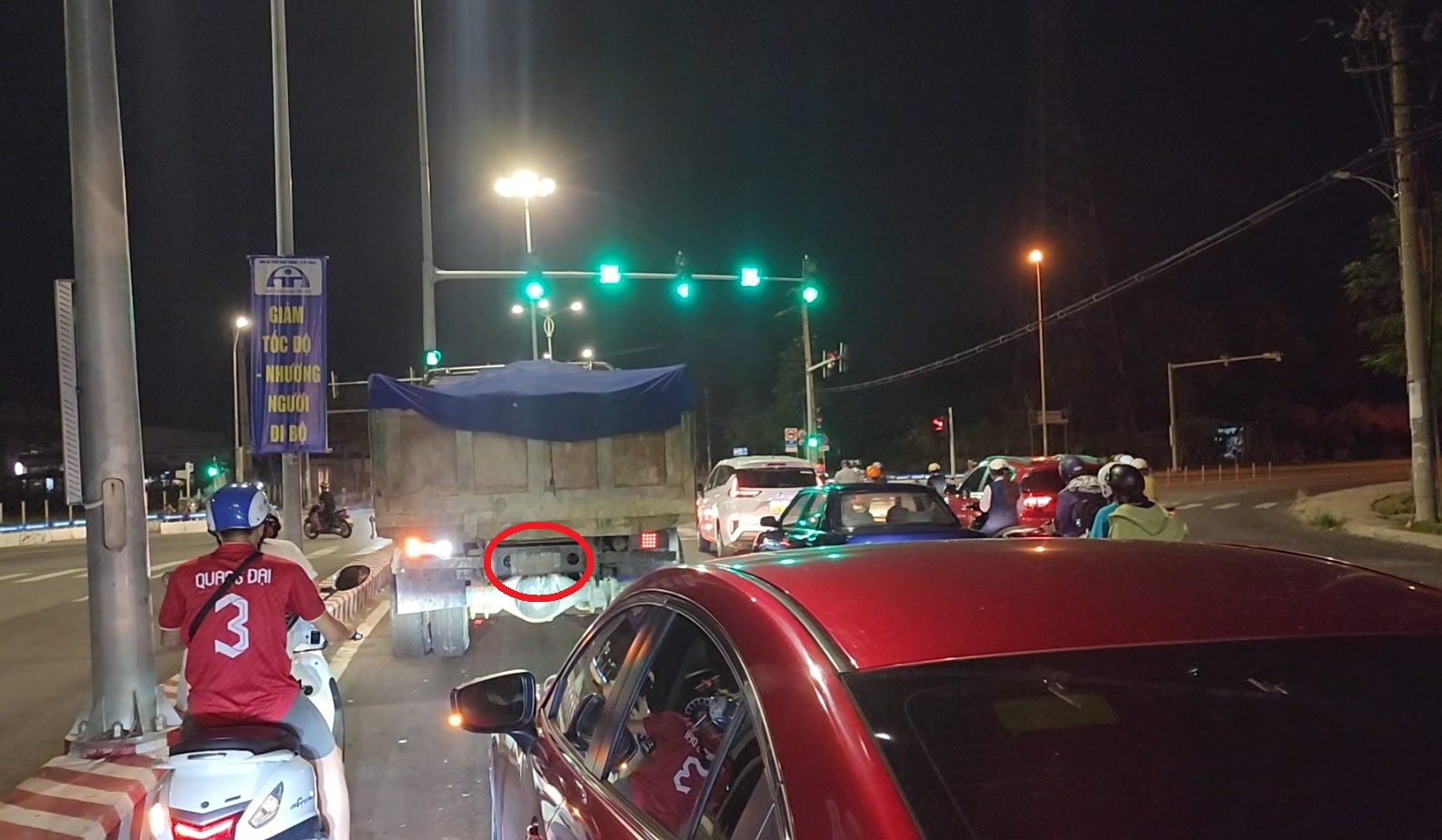 Đo&agrave;n xe tải trọng lớn lộng h&agrave;nh v&agrave;o đường cấm ngay trung t&acirc;m Đ&agrave; Nẵng - Ảnh 4.