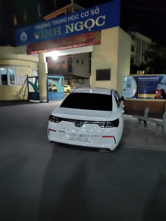 Học sinh phải đi xuống l&ograve;ng đường nhường vỉa h&egrave;, l&ograve;ng đường cho &ocirc;t&ocirc; đỗ - Ảnh 2.