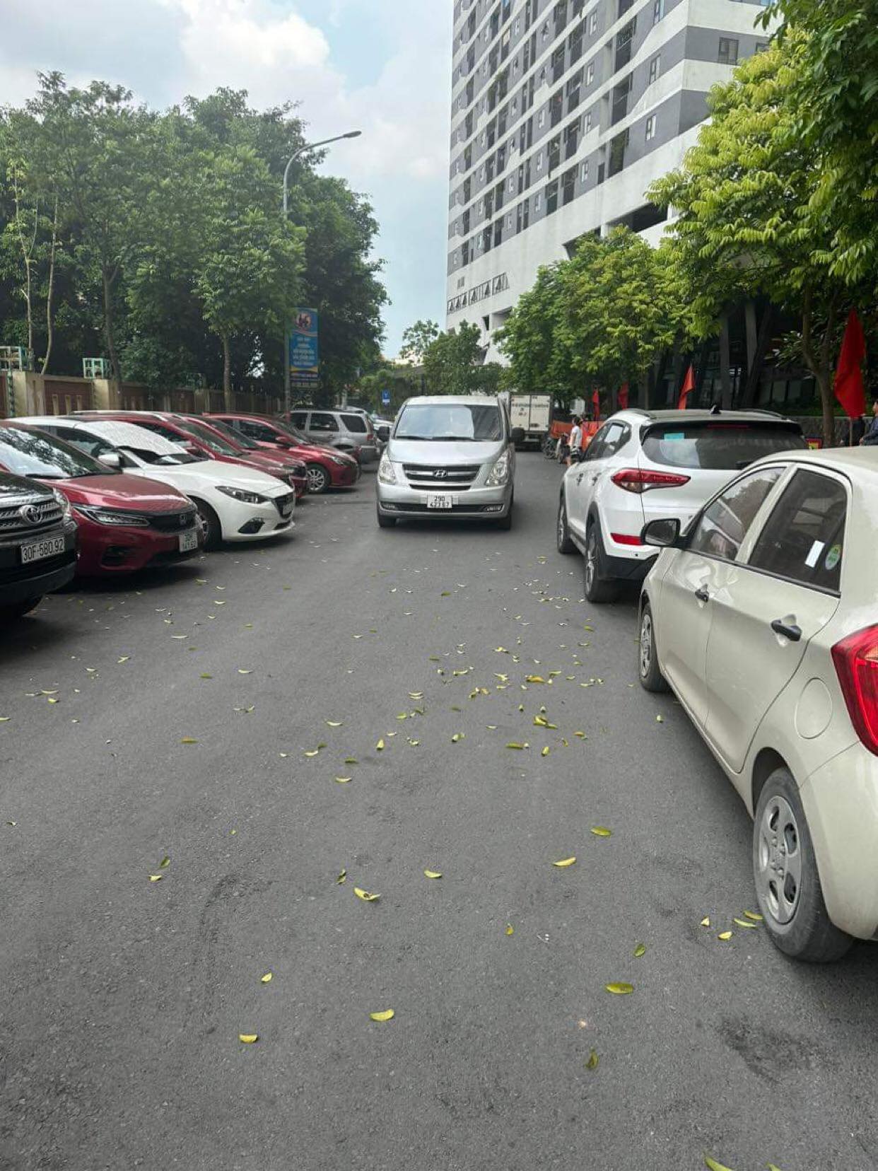 Học sinh phải đi xuống l&ograve;ng đường nhường vỉa h&egrave;, l&ograve;ng đường cho &ocirc;t&ocirc; đỗ - Ảnh 1.
