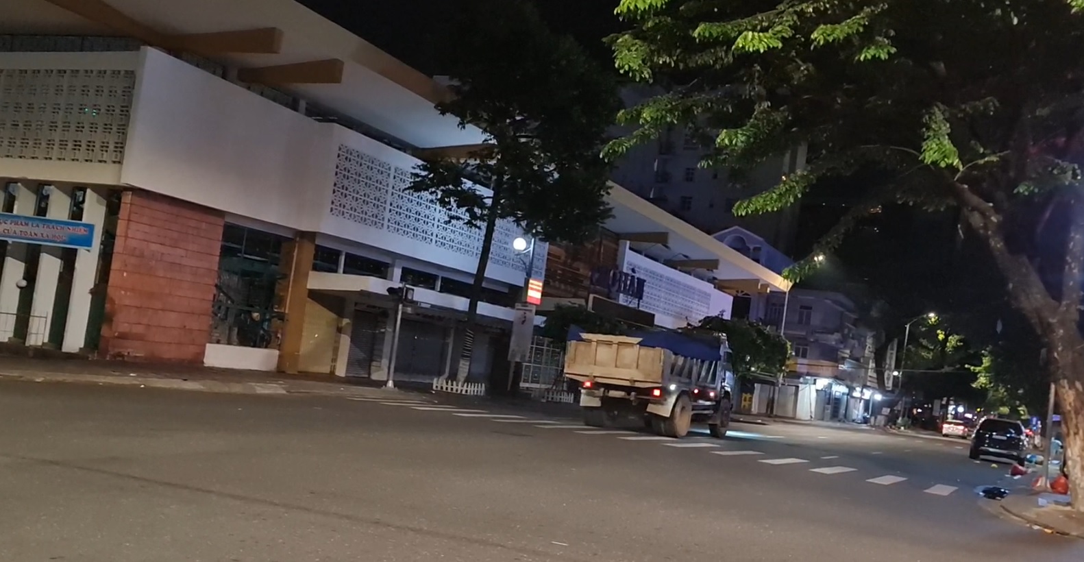 Đo&agrave;n xe tải trọng lớn lộng h&agrave;nh v&agrave;o đường cấm ngay trung t&acirc;m Đ&agrave; Nẵng - Ảnh 6.