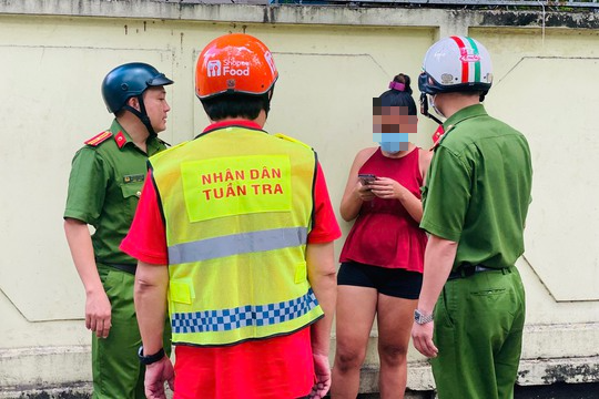 Tổ nhân dân tuần tra ở quận 5 làm việc với nhiều người