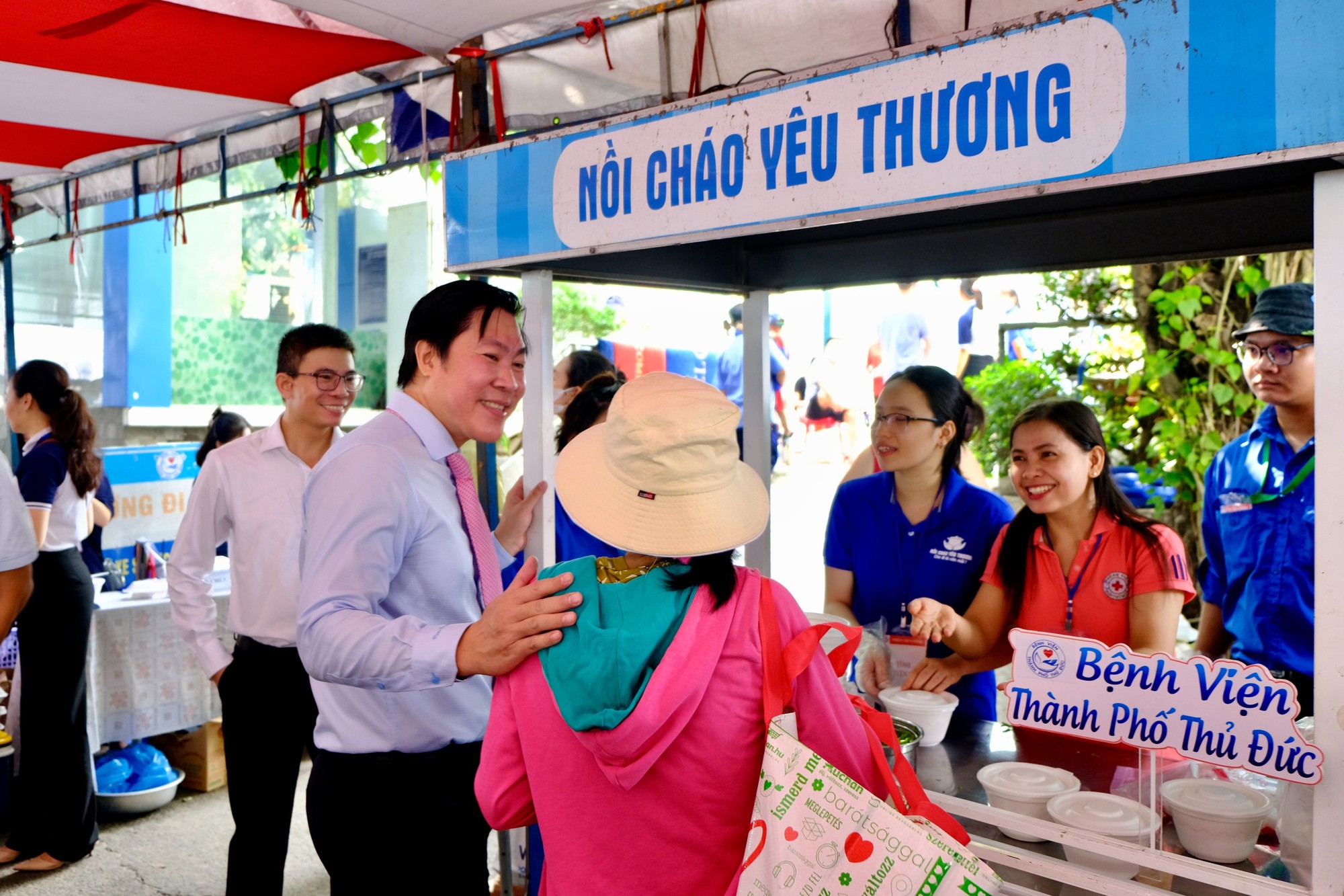Ấm lòng người bệnh ở phiên chợ 0 đồng - Ảnh 1.