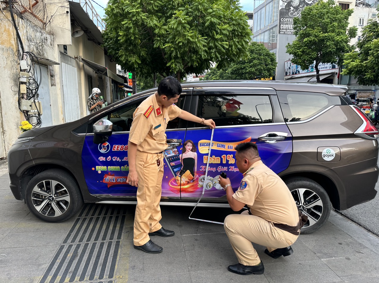 TP HCM: Nhiều taxi "mang trên thân" hình ảnh sai, trái thuần phong mỹ tục