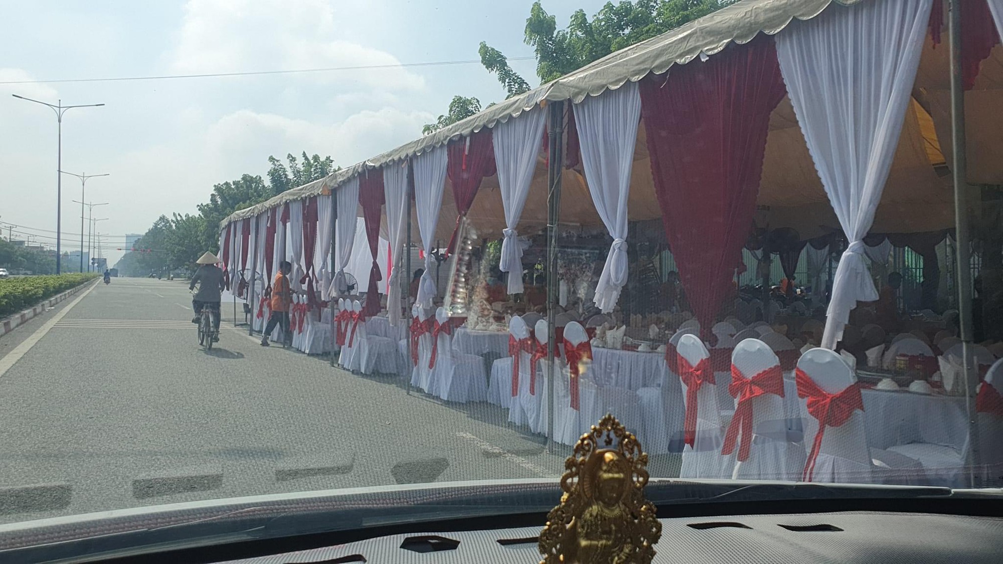 Dựng rạp cưới như dãy nhà trên đường lớn ở Bình Dương: Phản cảm quá thể! - Ảnh 3.