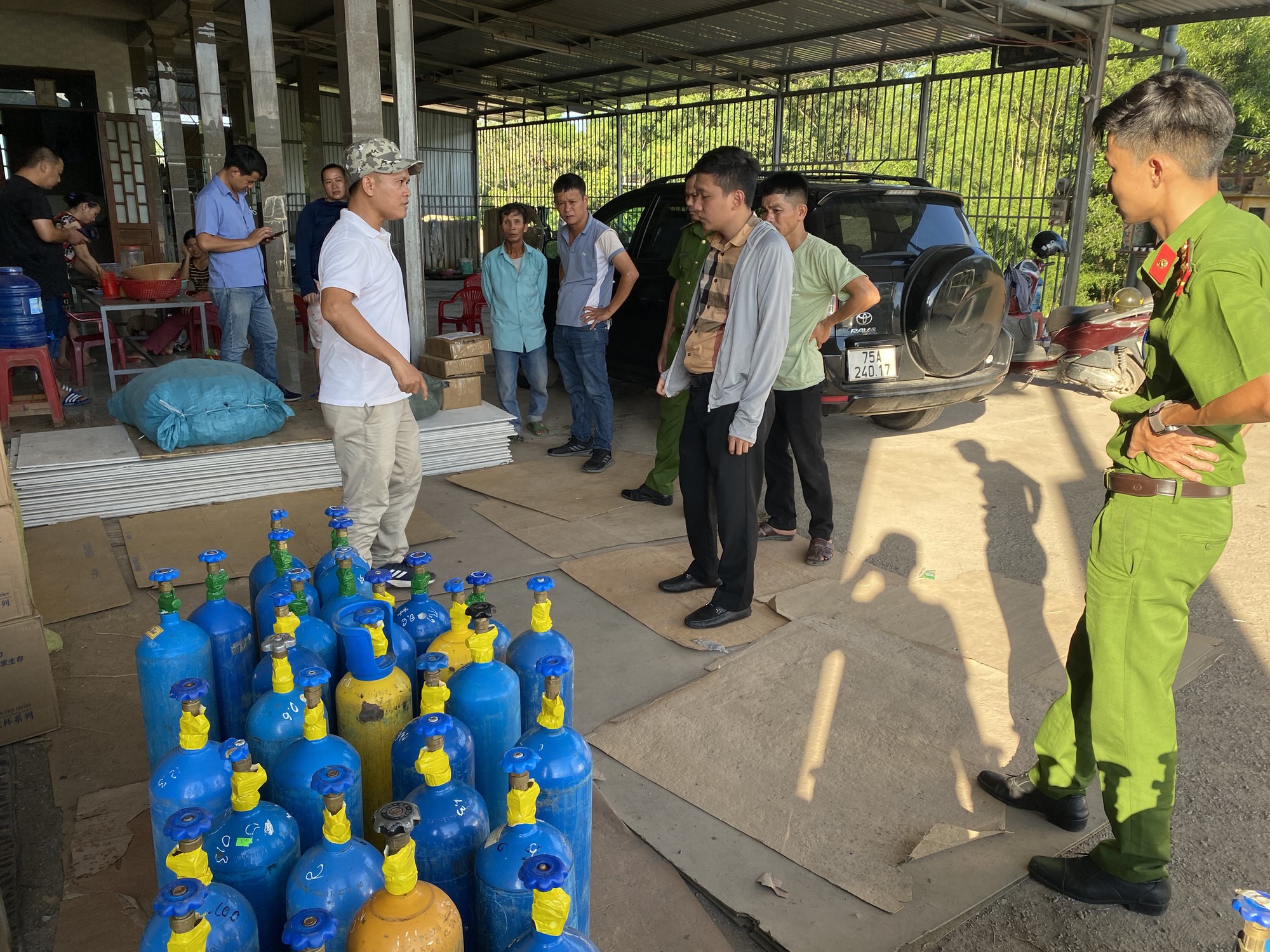 Ph&aacute;t hiện đường d&acirc;y vận chuyển, mua b&aacute;n tr&aacute;i ph&eacute;p kh&iacute; cười - Ảnh 1.